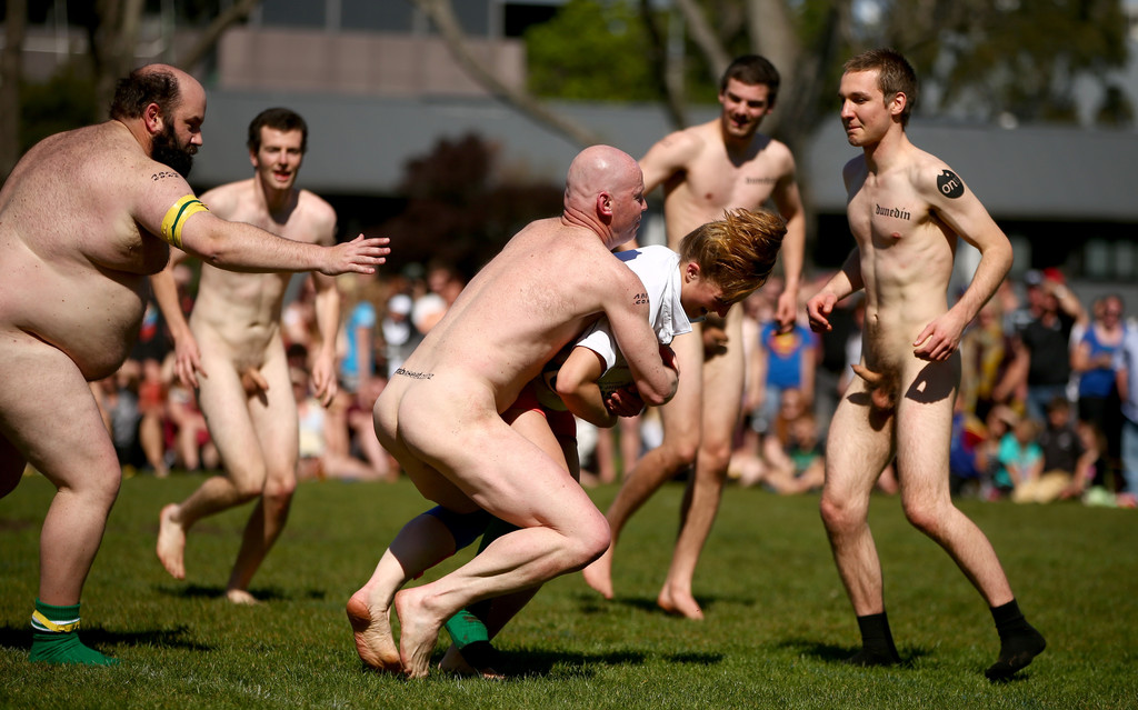 Nude rugby player shaves teammates