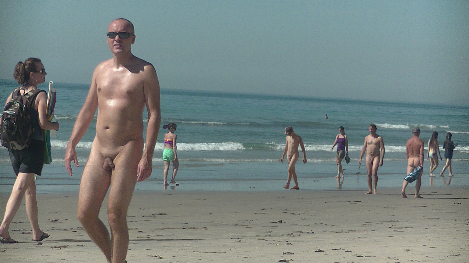 голые парни на пляже среди одетых фото 60