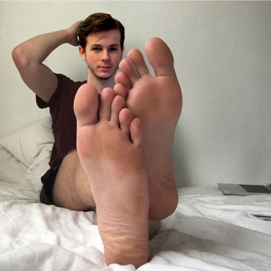 Мужской фут. Европейцы feet male. Big feet boy. Male feet Play.