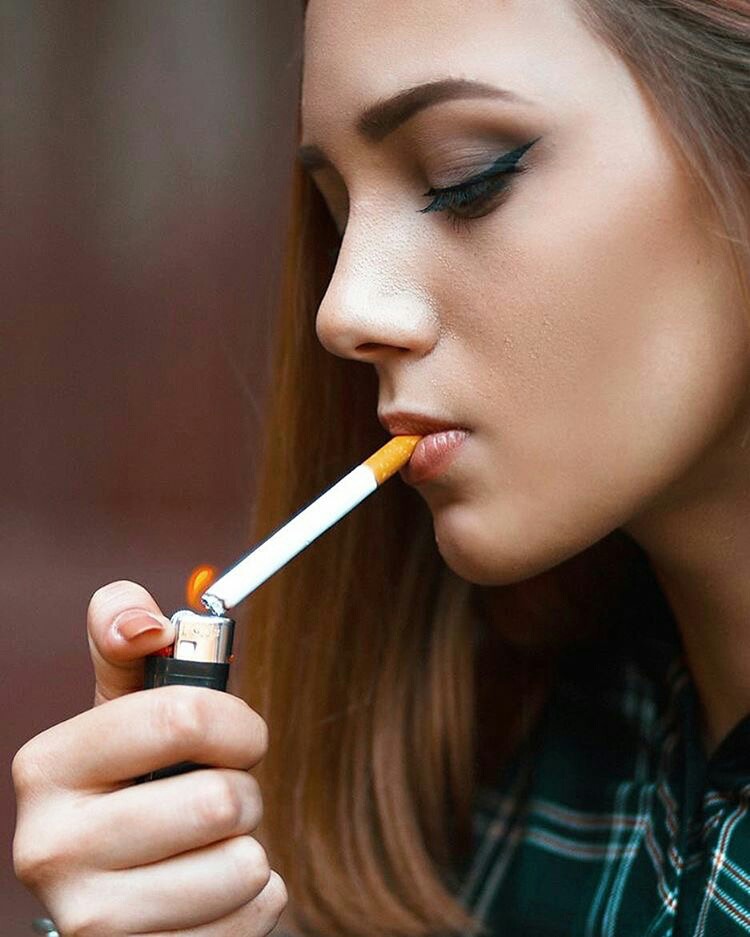 Девушка с сигареткой