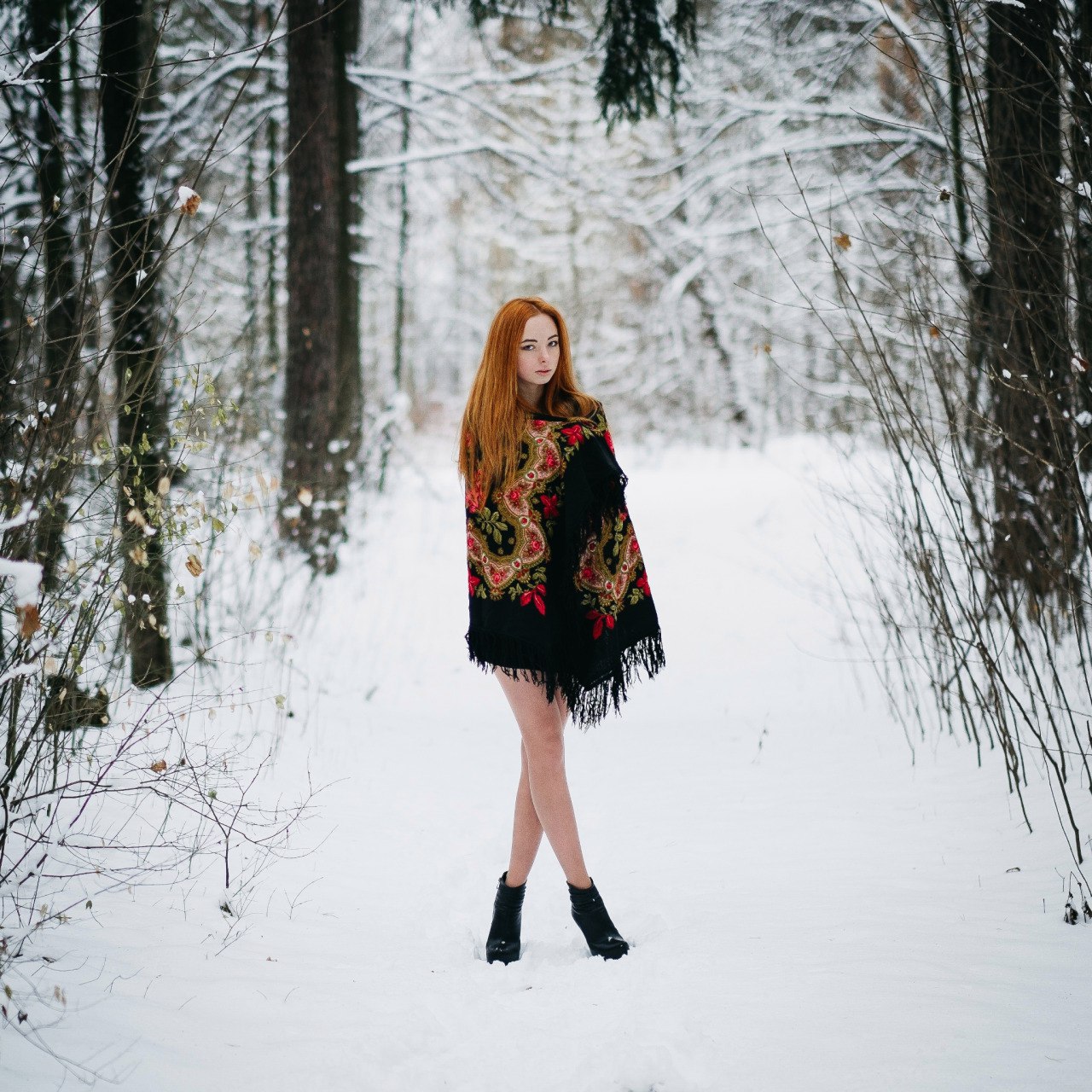 Девушка зима лес. Зимняя фотосессия. Зимняя фотосессия в лесу. Зимние фотосессии девушек. Рыжая девушка в зимнем лесу.