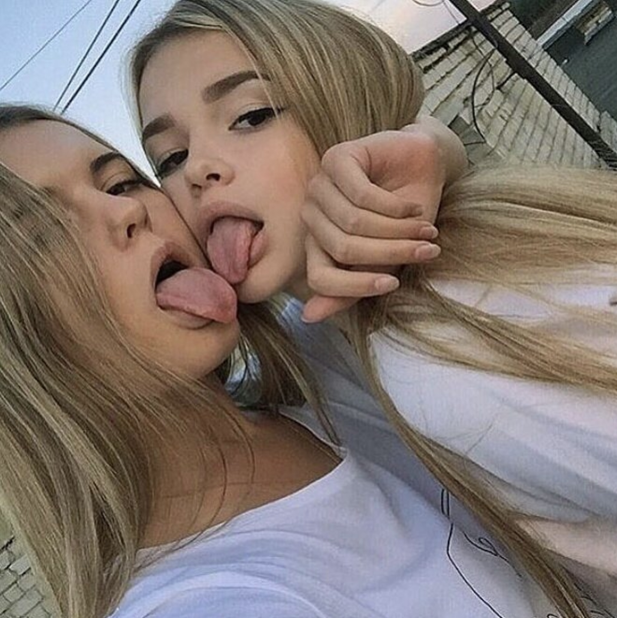 Две девочки с языком