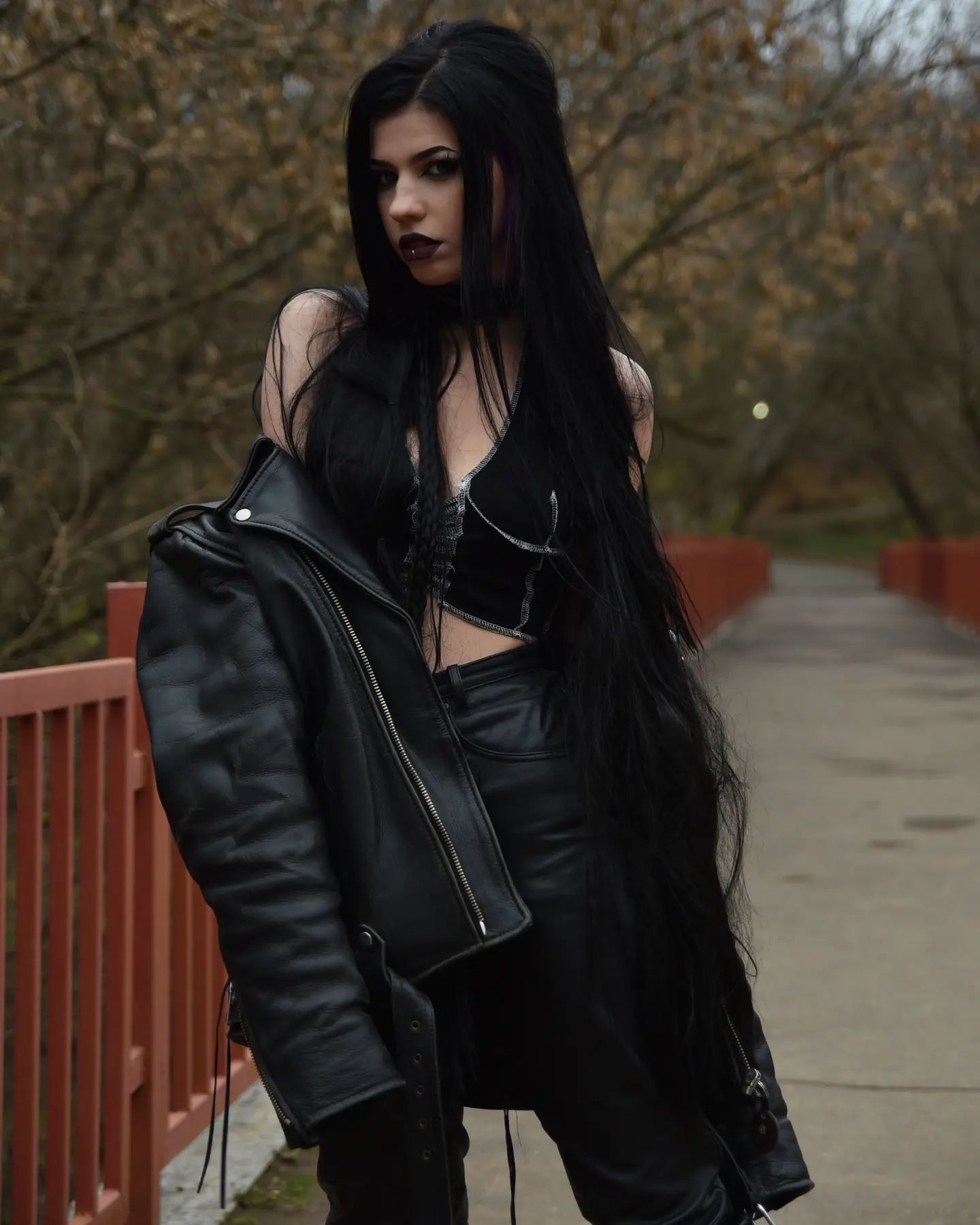 Goth girl sofi. Готические девушки. Готичгая девушка с распущенными волосами. Готические девушки Инстаграм. Готическая девушка зимой.