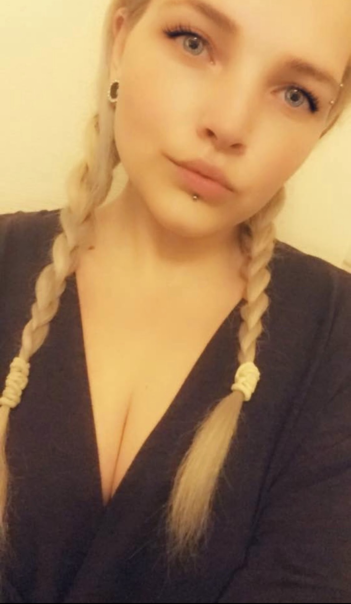 short blonde big tits selfie